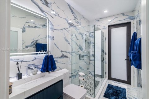 Casa en venta en Miami, Florida, 5 dormitorios, 243.78 m2 № 2268897 - foto 20