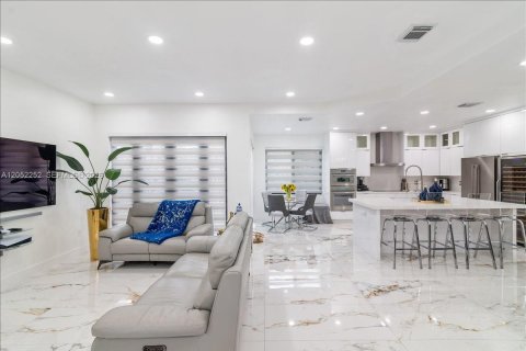 Casa en venta en Miami, Florida, 5 dormitorios, 243.78 m2 № 2268897 - foto 8