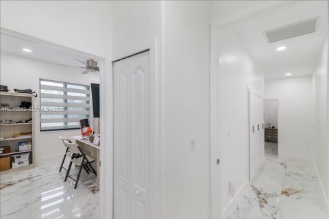 Casa en venta en Miami, Florida, 5 dormitorios, 243.78 m2 № 2268897 - foto 21
