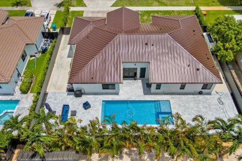 Casa en venta en Miami, Florida, 5 dormitorios, 243.78 m2 № 2268897 - foto 2