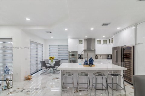 Casa en venta en Miami, Florida, 5 dormitorios, 243.78 m2 № 2268897 - foto 13