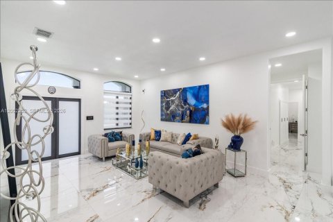 Casa en venta en Miami, Florida, 5 dormitorios, 243.78 m2 № 2268897 - foto 9
