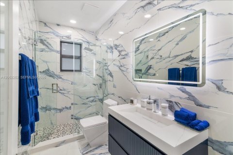 Casa en venta en Miami, Florida, 5 dormitorios, 243.78 m2 № 2268897 - foto 22
