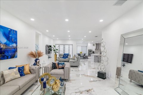 Casa en venta en Miami, Florida, 5 dormitorios, 243.78 m2 № 2268897 - foto 6