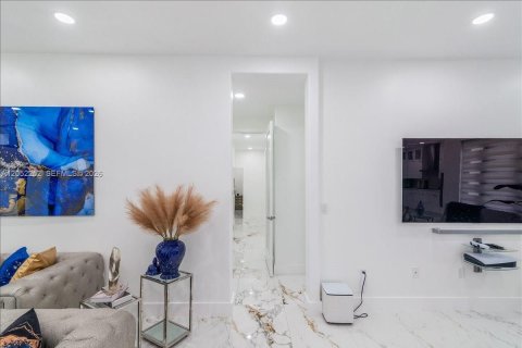 Casa en venta en Miami, Florida, 5 dormitorios, 243.78 m2 № 2268897 - foto 19