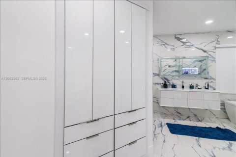 Casa en venta en Miami, Florida, 5 dormitorios, 243.78 m2 № 2268897 - foto 29