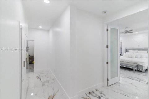 Casa en venta en Miami, Florida, 5 dormitorios, 243.78 m2 № 2268897 - foto 24