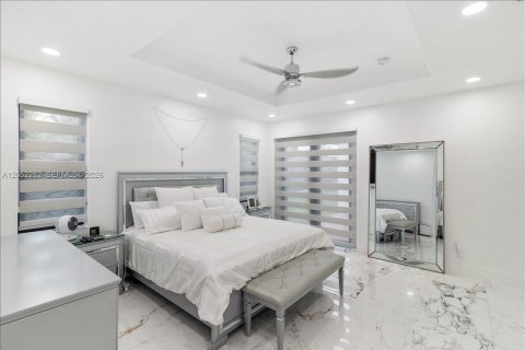 Casa en venta en Miami, Florida, 5 dormitorios, 243.78 m2 № 2268897 - foto 27