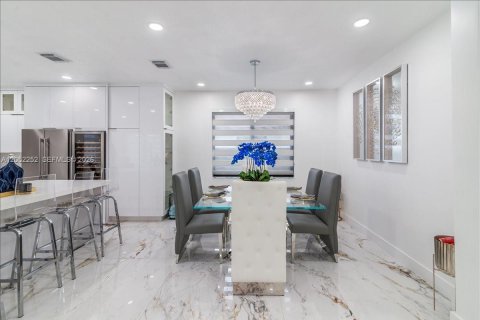 Casa en venta en Miami, Florida, 5 dormitorios, 243.78 m2 № 2268897 - foto 12