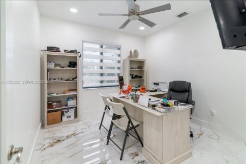 Casa en venta en Miami, Florida, 5 dormitorios, 243.78 m2 № 2268897 - foto 23