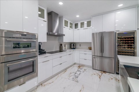 Casa en venta en Miami, Florida, 5 dormitorios, 243.78 m2 № 2268897 - foto 15