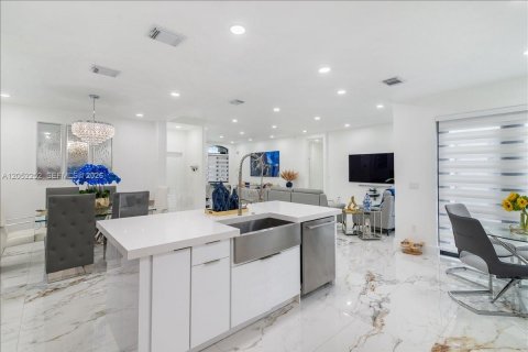Casa en venta en Miami, Florida, 5 dormitorios, 243.78 m2 № 2268897 - foto 16