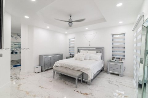 Casa en venta en Miami, Florida, 5 dormitorios, 243.78 m2 № 2268897 - foto 25