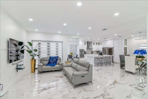 Casa en venta en Miami, Florida, 5 dormitorios, 243.78 m2 № 2268897 - foto 7