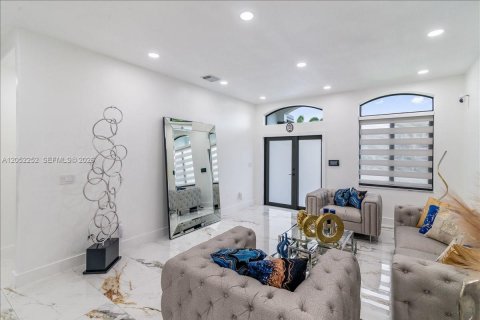 Casa en venta en Miami, Florida, 5 dormitorios, 243.78 m2 № 2268897 - foto 11
