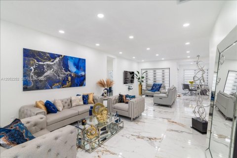 Casa en venta en Miami, Florida, 5 dormitorios, 243.78 m2 № 2268897 - foto 5