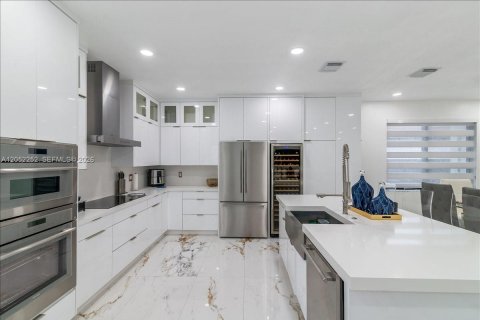 Casa en venta en Miami, Florida, 5 dormitorios, 243.78 m2 № 2268897 - foto 14