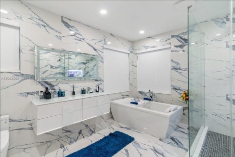 Casa en venta en Miami, Florida, 5 dormitorios, 243.78 m2 № 2268897 - foto 30