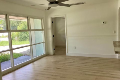 House in Sarasota, Florida 3 bedrooms, 88.91 sq.m. № 2342702 - photo 2