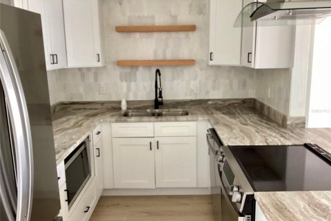 House in Sarasota, Florida 3 bedrooms, 88.91 sq.m. № 2342702 - photo 8