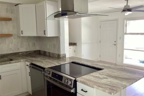 House in Sarasota, Florida 3 bedrooms, 88.91 sq.m. № 2342702 - photo 9