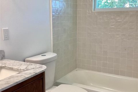 House in Sarasota, Florida 3 bedrooms, 88.91 sq.m. № 2342702 - photo 12