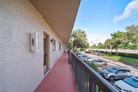 Condo in Tamarac, Florida, 2 bedrooms  № 1957399 - photo 3