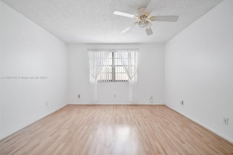 Condo in Tamarac, Florida, 2 bedrooms  № 1957399 - photo 17