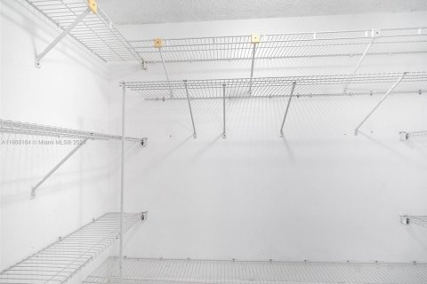 Condo in Tamarac, Florida, 2 bedrooms  № 1957399 - photo 16