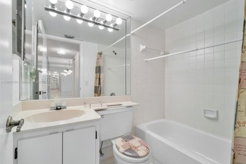 Condo in Tamarac, Florida, 2 bedrooms  № 1957399 - photo 18