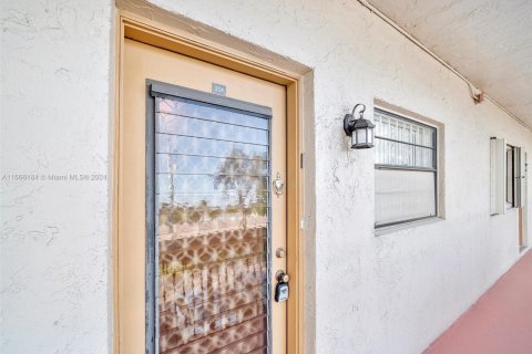 Condo in Tamarac, Florida, 2 bedrooms  № 1957399 - photo 4