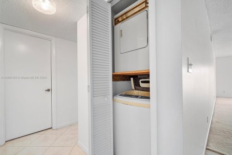 Condo in Tamarac, Florida, 2 bedrooms  № 1957399 - photo 13