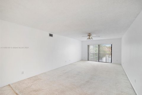 Condo in Tamarac, Florida, 2 bedrooms  № 1957399 - photo 9