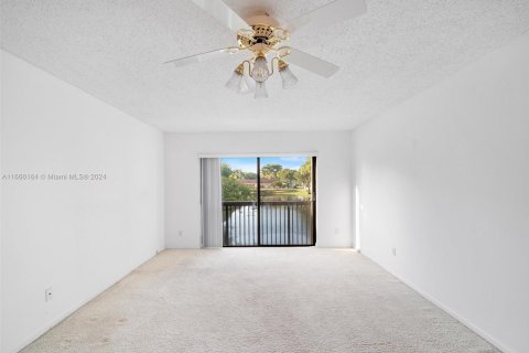 Condo in Tamarac, Florida, 2 bedrooms  № 1957399 - photo 10