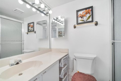 Condo in Tamarac, Florida, 2 bedrooms  № 1957399 - photo 14