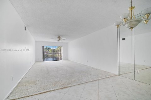 Condo in Tamarac, Florida, 2 bedrooms  № 1957399 - photo 8