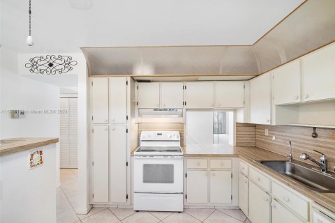 Condo in Tamarac, Florida, 2 bedrooms  № 1957399 - photo 5