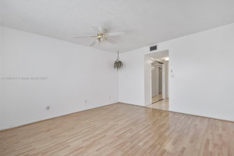 Condo in Tamarac, Florida, 2 bedrooms  № 1957399 - photo 15
