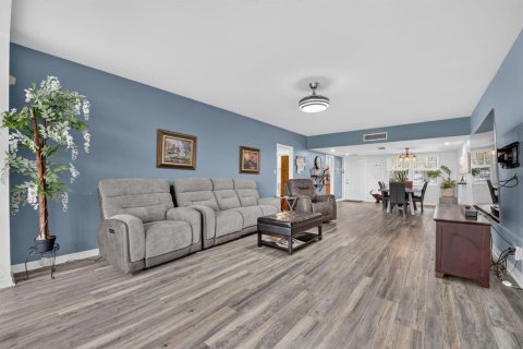 Condo in Pompano Beach, Florida, 3 bedrooms  № 2250817 - photo 13
