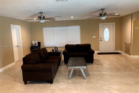 Снять в аренду виллу или дом в Пемброк-Пайнс, Флорида 4 спальни, 183.57м2, № 1955273 - фото 24