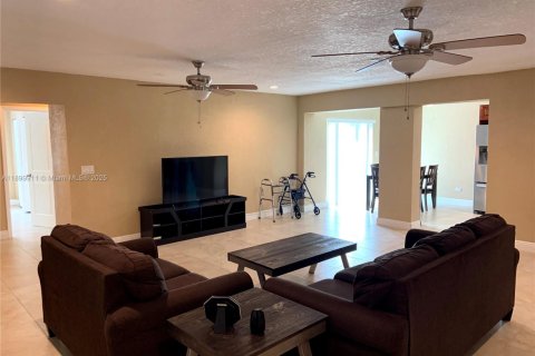 Снять в аренду виллу или дом в Пемброк-Пайнс, Флорида 4 спальни, 183.57м2, № 1955273 - фото 8