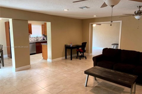 Снять в аренду виллу или дом в Пемброк-Пайнс, Флорида 4 спальни, 183.57м2, № 1955273 - фото 26