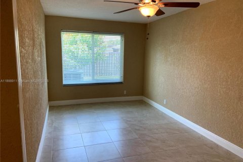 Снять в аренду виллу или дом в Пемброк-Пайнс, Флорида 4 спальни, 183.57м2, № 1955273 - фото 13