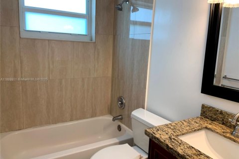 Снять в аренду виллу или дом в Пемброк-Пайнс, Флорида 4 спальни, 183.57м2, № 1955273 - фото 27