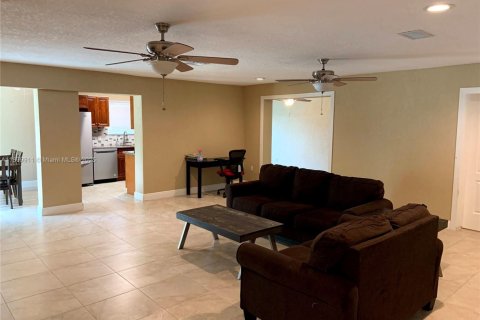 Снять в аренду виллу или дом в Пемброк-Пайнс, Флорида 4 спальни, 183.57м2, № 1955273 - фото 5