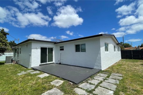 Снять в аренду виллу или дом в Пемброк-Пайнс, Флорида 4 спальни, 183.57м2, № 1955273 - фото 3