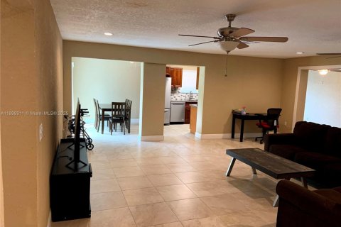 Снять в аренду виллу или дом в Пемброк-Пайнс, Флорида 4 спальни, 183.57м2, № 1955273 - фото 6