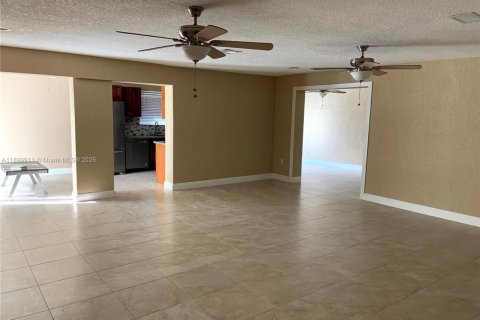 Снять в аренду виллу или дом в Пемброк-Пайнс, Флорида 4 спальни, 183.57м2, № 1955273 - фото 4