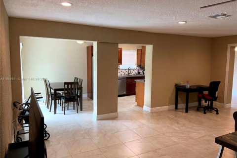 Снять в аренду виллу или дом в Пемброк-Пайнс, Флорида 4 спальни, 183.57м2, № 1955273 - фото 25