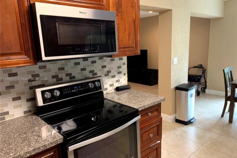 Снять в аренду виллу или дом в Пемброк-Пайнс, Флорида 4 спальни, 183.57м2, № 1955273 - фото 23